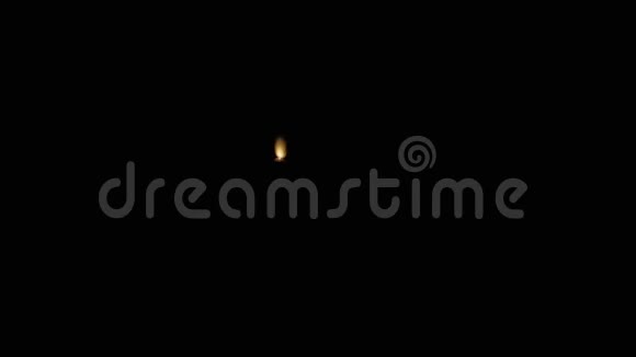 完全黑暗中的木火柴之火在黑色背景下从火焰中消失点燃和燃烧直到视频的预览图