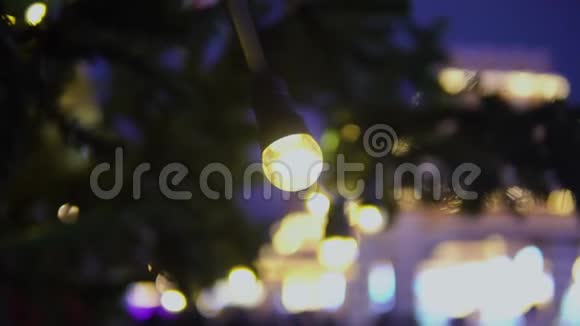 新年圣诞树上的花环视频的预览图