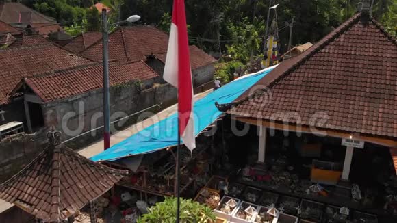 4K空中飞行视频在巴厘岛村庄挥手印度尼西亚国民在大庆祝印度尼西亚巴厘岛视频的预览图