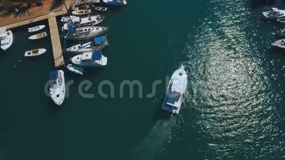空中录像船从提瓦特港出发黑山视频的预览图