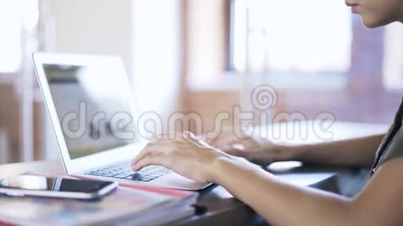 女人的手放在笔记本电脑上视频的预览图