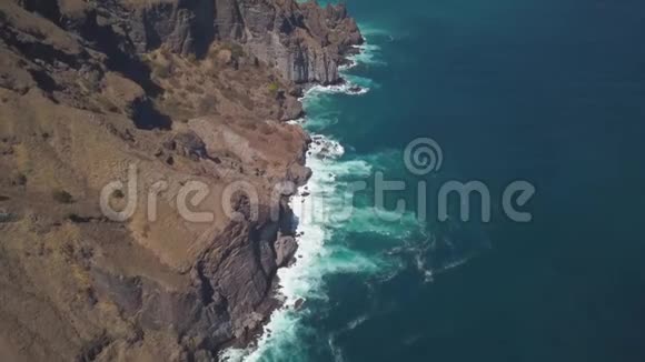 海岸的最高景色是荒凉的悬崖海浪拍打着岩石岩石般的海岸线美妙绝伦视频的预览图