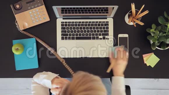 顶级女人一边打电话一边用铅笔在床单上写字视频的预览图