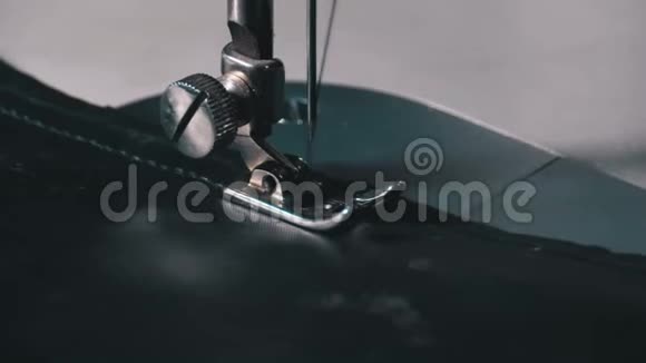 缝纫机针在运动中视频的预览图