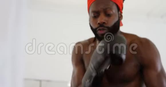 男子拳击手练习拳击4k视频的预览图
