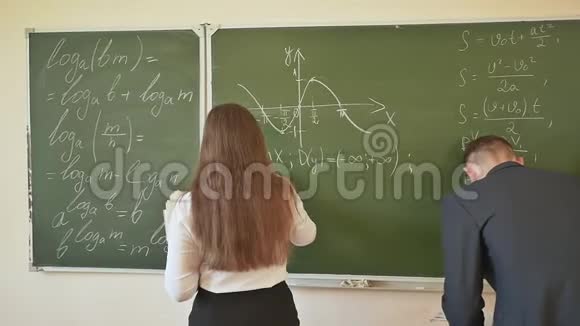 三个学生在教室的黑板上写数学公式俄罗斯学校视频的预览图