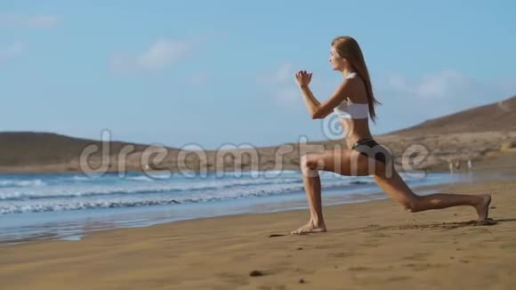 在海滩上运动的女孩在做午餐健康生活方式的概念视频的预览图