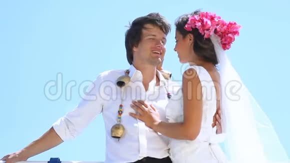 新婚夫妇在海滩上分享一个浪漫而有趣的时刻视频的预览图