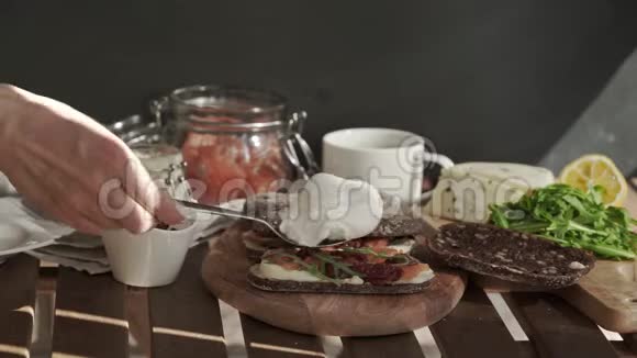 女用手做三明治用荷包蛋做早餐晴天视频的预览图