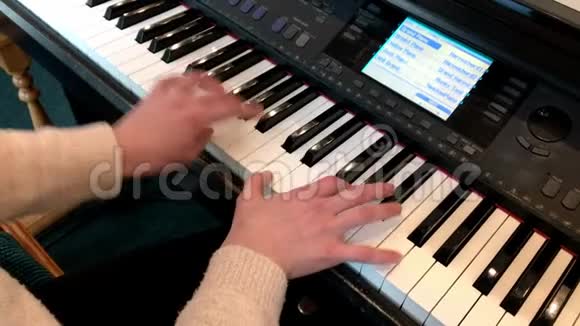 弹钢琴靠近弹钢琴的女性手钢琴上的手指老式的颜色仔细看一看视频的预览图