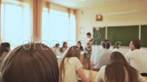 一个女学生举手回答一个问题俄罗斯学校视频的预览图