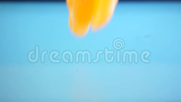 熟橘片或片落入水中视频的预览图
