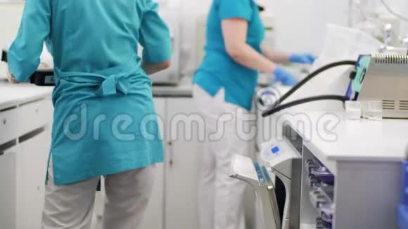 两名女护士为实验室提供清洁用品视频的预览图