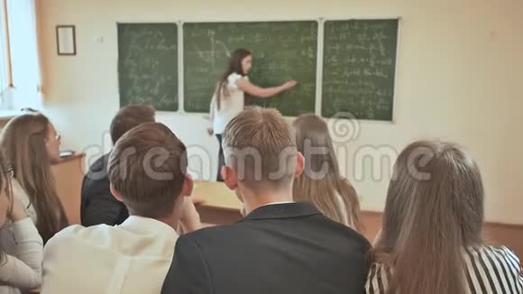 学生们专心听一位年轻的老师讲一堂课俄罗斯学校视频的预览图