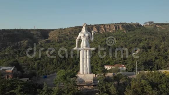 四架直升飞机飞往格鲁吉亚首都第比利斯的乔治亚州母亲卡尔特利斯德达雕像从下到上视图视频的预览图