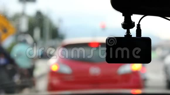 汽车行驶中交通堵塞时的录像机视频的预览图