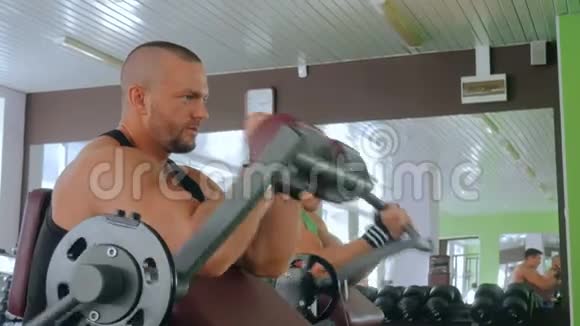 两名运动青年在健身房锻炼健身器材视频的预览图