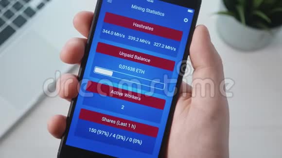 加密货币矿工检查他的采矿统计数据视频的预览图