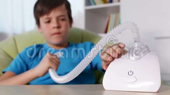 男孩用带吸管的雾化吸入器视频的预览图