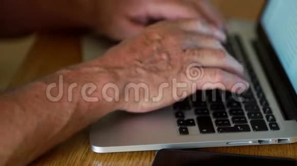 关闭一只退休的手用电脑键盘工作互联网银行笔记本电脑现代电子产品和人们视频的预览图