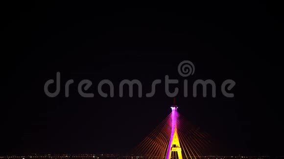 泰国曼谷市普密蓬大桥夜间穿过赵法拉河视频的预览图