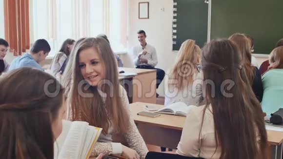 学生在坐在桌子上的课之间交流俄罗斯学校视频的预览图