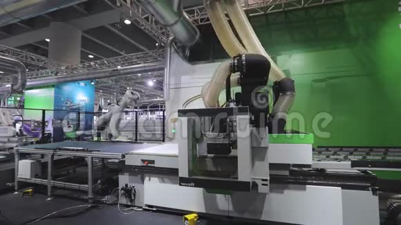 工业机器人手臂工业机器人机械手在工厂工作视频的预览图