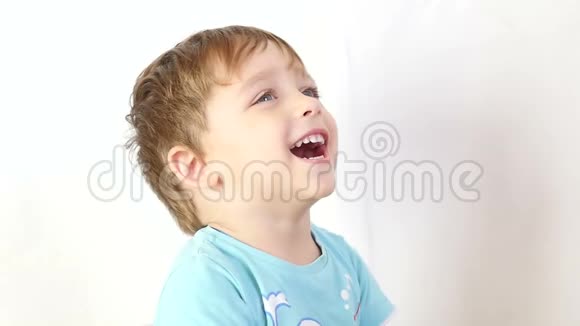 一个笑得慢的孩子的特写镜头孩子露出喜悦和灿烂的笑容视频的预览图