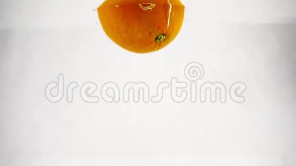 橘子被气泡淹没在水里在孤立的白色背景下缓慢运动的水果柑橘视频的预览图