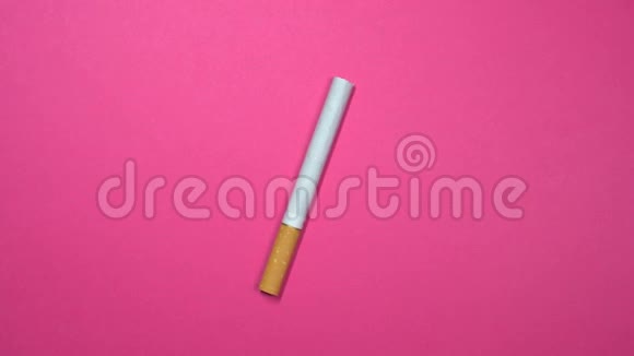 香烟特写宏拍在旋转的ponk背景上慢慢旋转视频的预览图