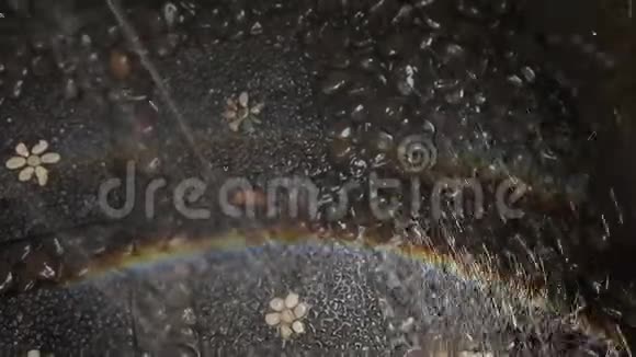 雨中的彩虹在石瓦上视频的预览图