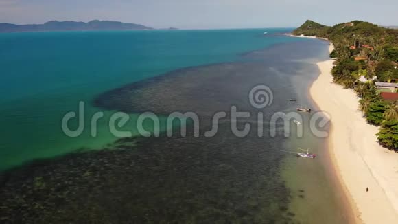 海滨的道路和房屋泰国阳光明媚的一天KoSamui岛上的主干道和沿海别墅的无人视野视频的预览图