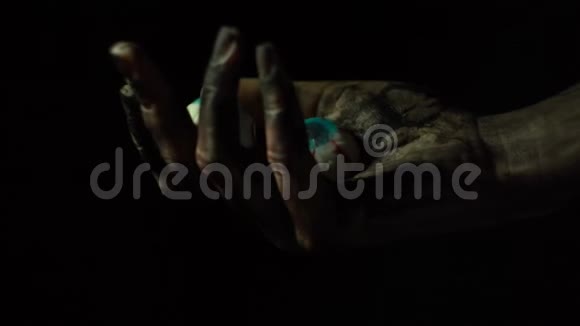 僵尸黑手里的眼睛视频的预览图