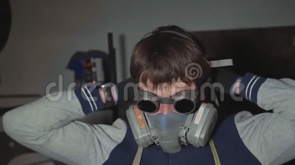 戴防护眼镜的铁匠肖像戴呼吸器慢动作视频的预览图