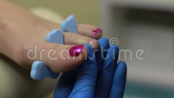 教育学家把指甲油涂在脚趾甲上视频的预览图