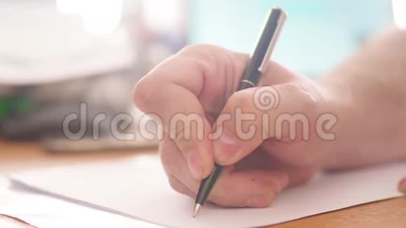 手拿笔在纸上写字的人手特写背景模糊书面信件摘要全高清视频视频的预览图
