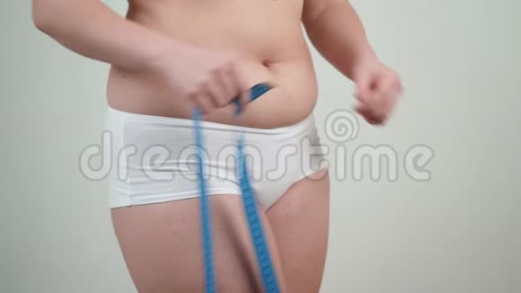 超重的女人测量她的大腿视频的预览图