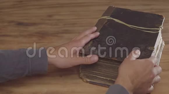 手打开一本早期基督教的古籍来自东欧的中世纪圣经视频的预览图