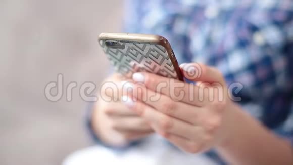 特写女性手握智能手机在触摸屏上输入文本视频的预览图