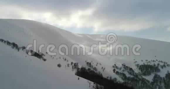 鸟瞰横贯喀尔巴阡山脉根巴山布蒂福冬季滑雪胜地菲律宾乌克兰视频的预览图