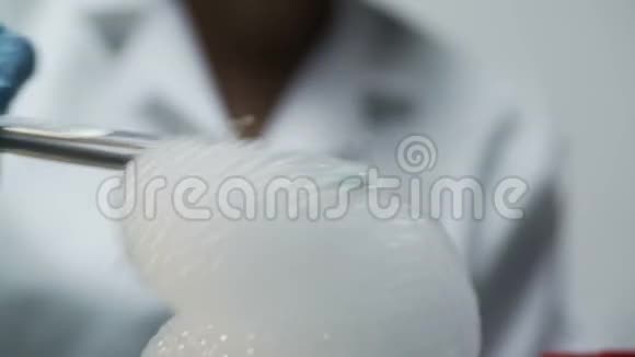 学生从烧瓶中取出厚厚的气泡泡沫实验失败视频的预览图