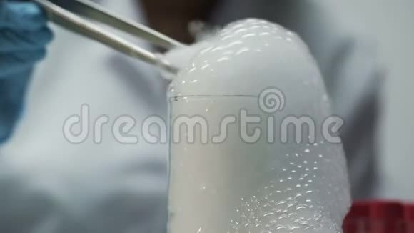科学家将干冰放入瓶颈内取出泡沫视频的预览图