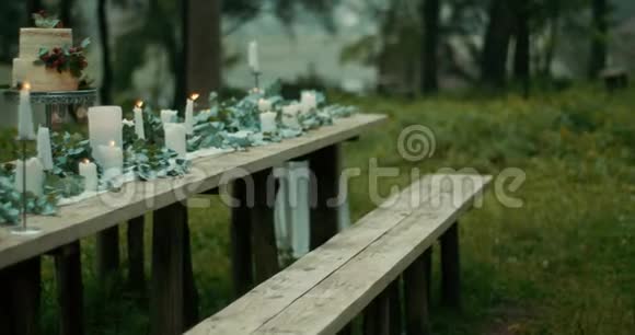 浪漫的气氛两人一桌叶子花两层蛋糕浆果和蜡烛都覆盖着视频的预览图