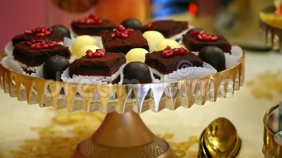 巧克力蛋糕装饰石榴籽和甜糖在一个美丽的碗自助餐桌概念庆祝视频的预览图