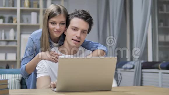 快乐青年夫妇在家在线视频聊天视频的预览图