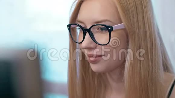 金发女人在电脑上工作视频的预览图