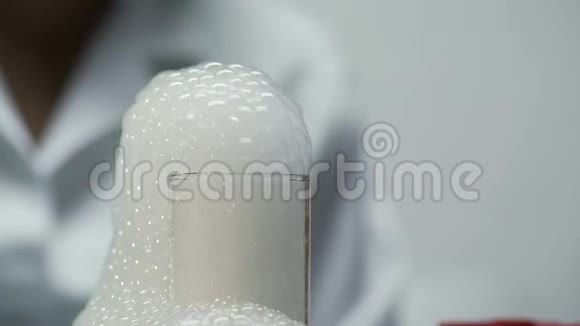 化学烧瓶颈出的气泡泡沫美容研究视频的预览图