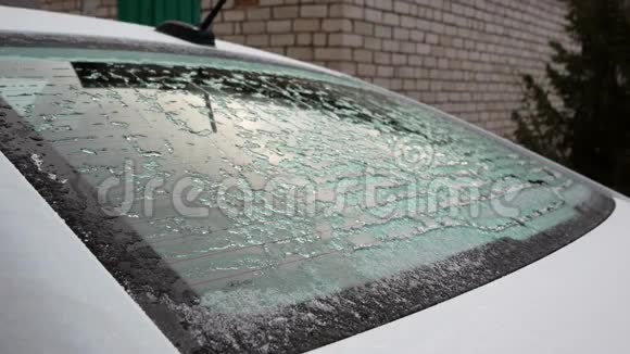 汽车的后窗在冰中结冰并解冻玻璃加热和熔化视频的预览图