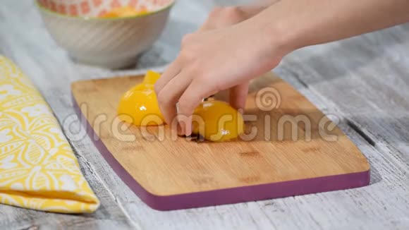 在木板上切桃罐头视频的预览图