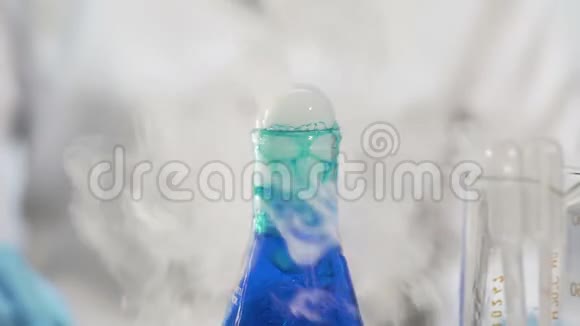 蓝色液体在烧瓶中沸腾化学学生在做研究视频的预览图